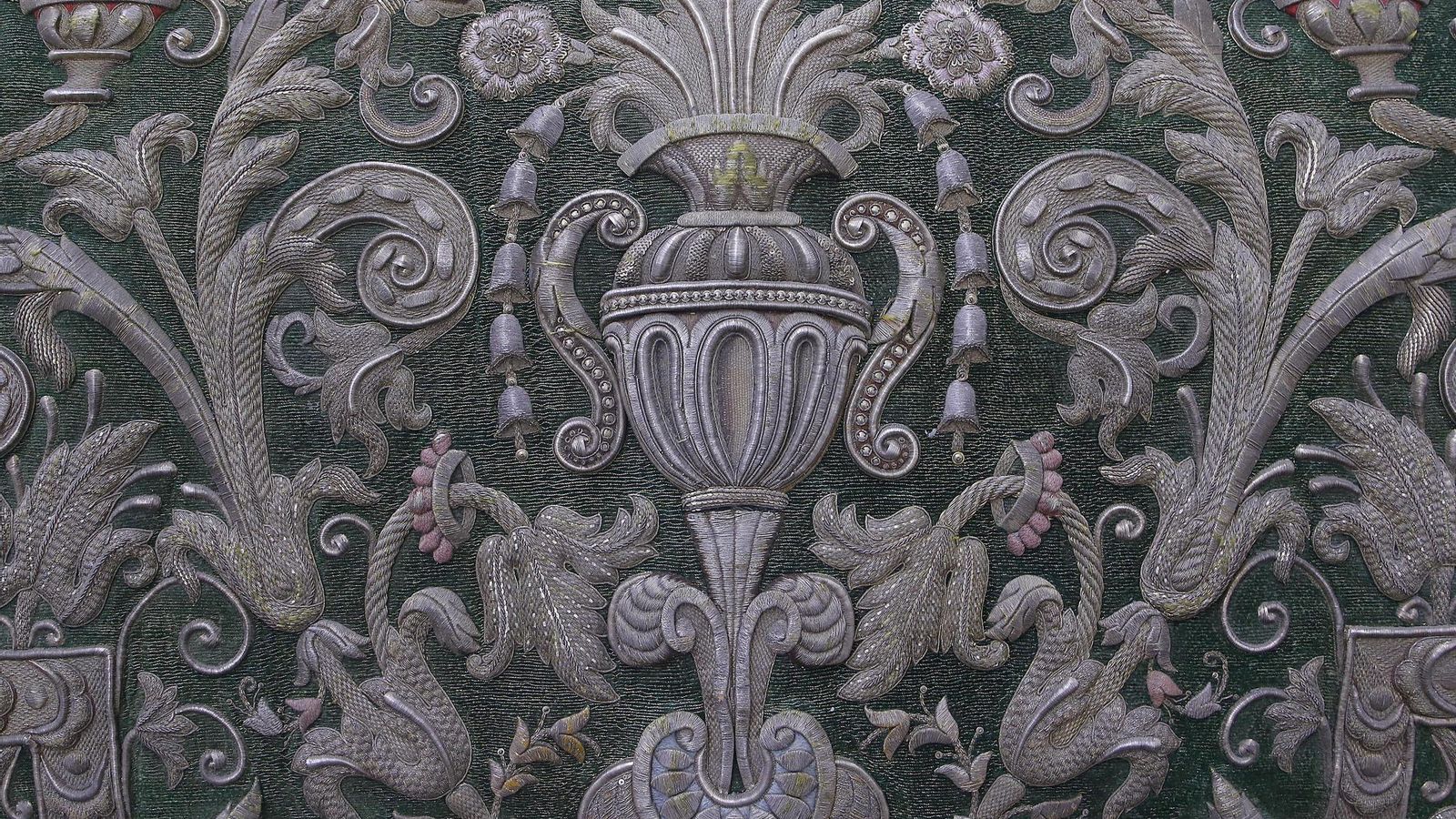 Una de las jarras que conforman el diseño del manto que bordó Esperanza Elena Caro en 1964.