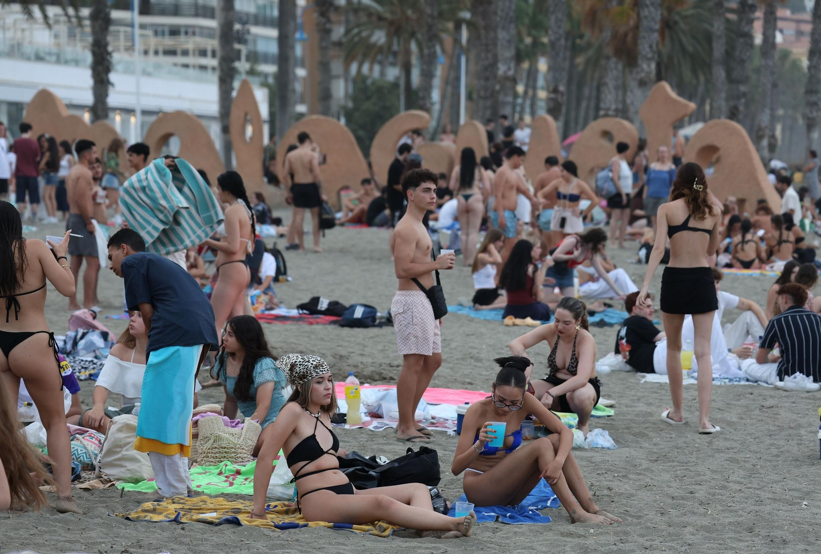 Así se vive la noche de San Juan en la playa de la Malagueta de Málaga, en fotos