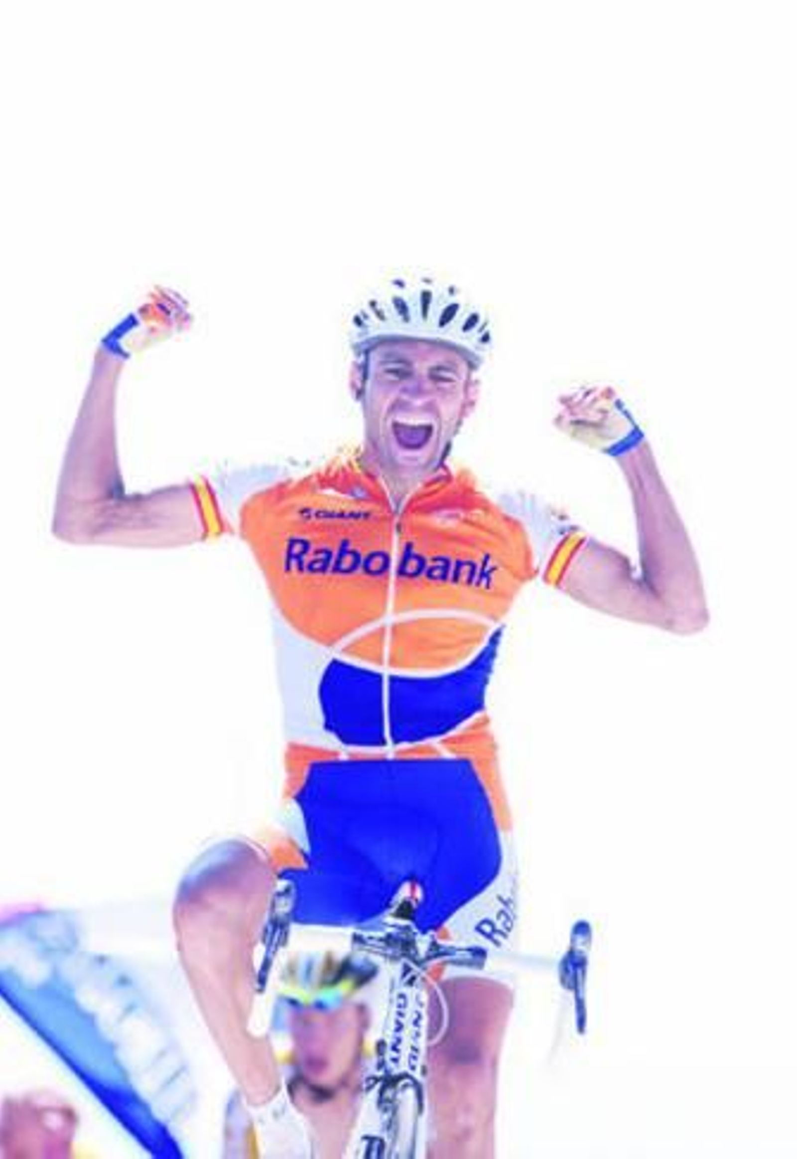 Juan Manuel Gárate levanta los brazos a su llegada a la meta del Mont Ventoux.