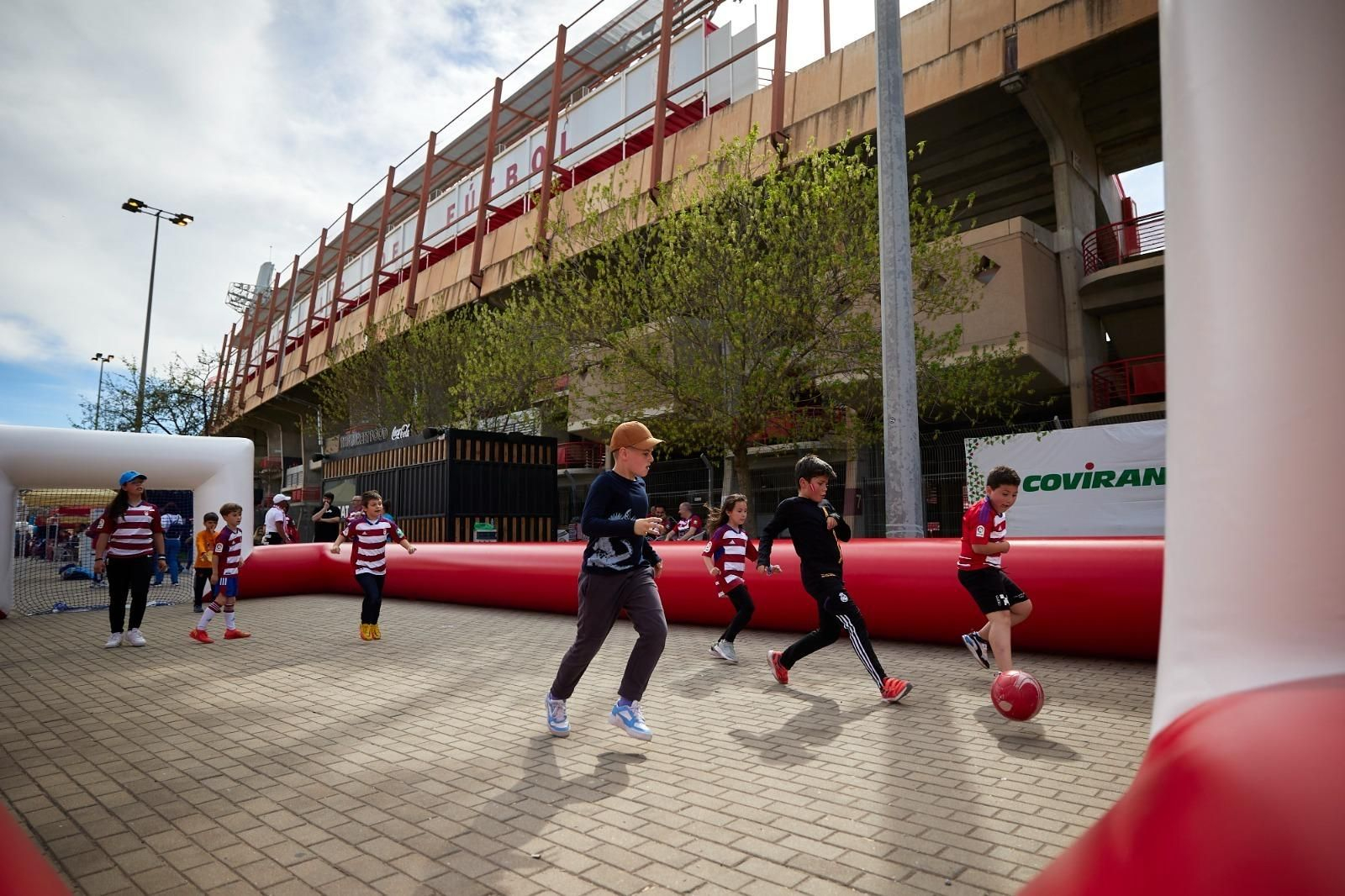 Uno de los futbolistas gigantes de la Fan Zone del Granada CF
