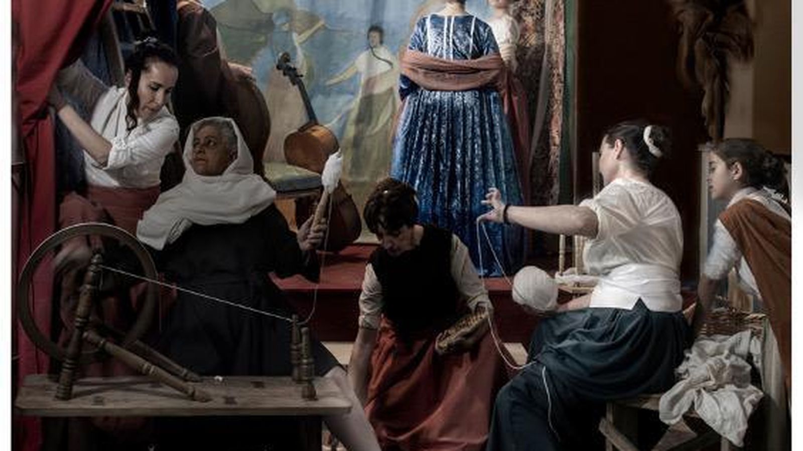 Mujeres trabajadoras recrean 'Las hilanderas' de Velázquez con motivo del 8M.