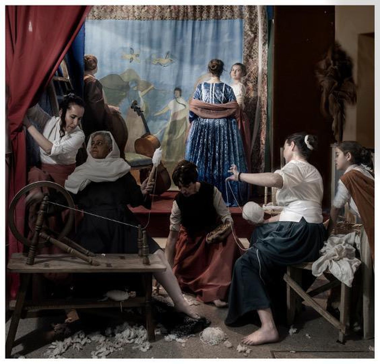 Mujeres trabajadoras recrean 'Las hilanderas' de Velázquez con motivo del 8M.