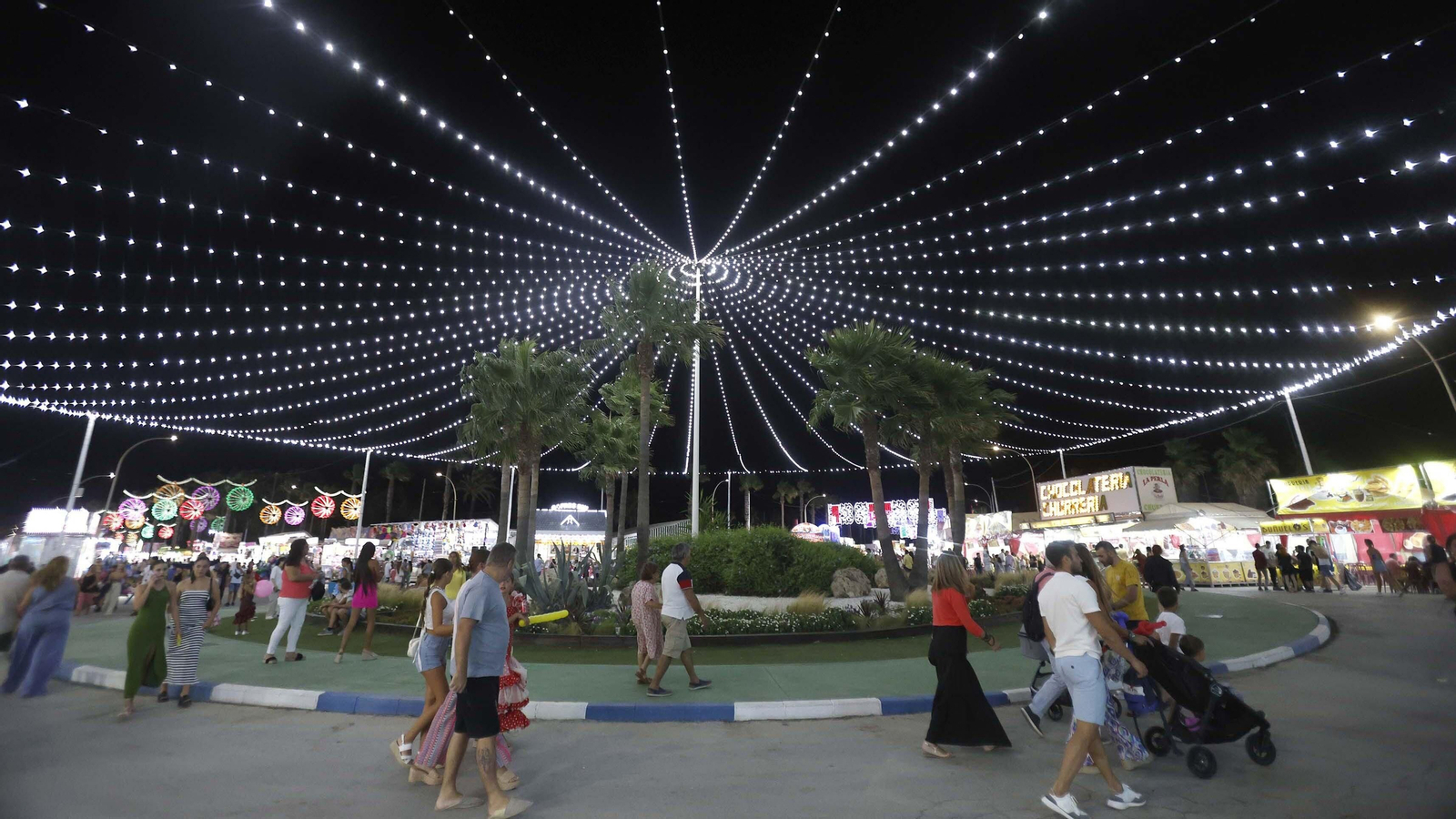 Búscate en las fotos del viernes noche en la Feria de La Línea 2023