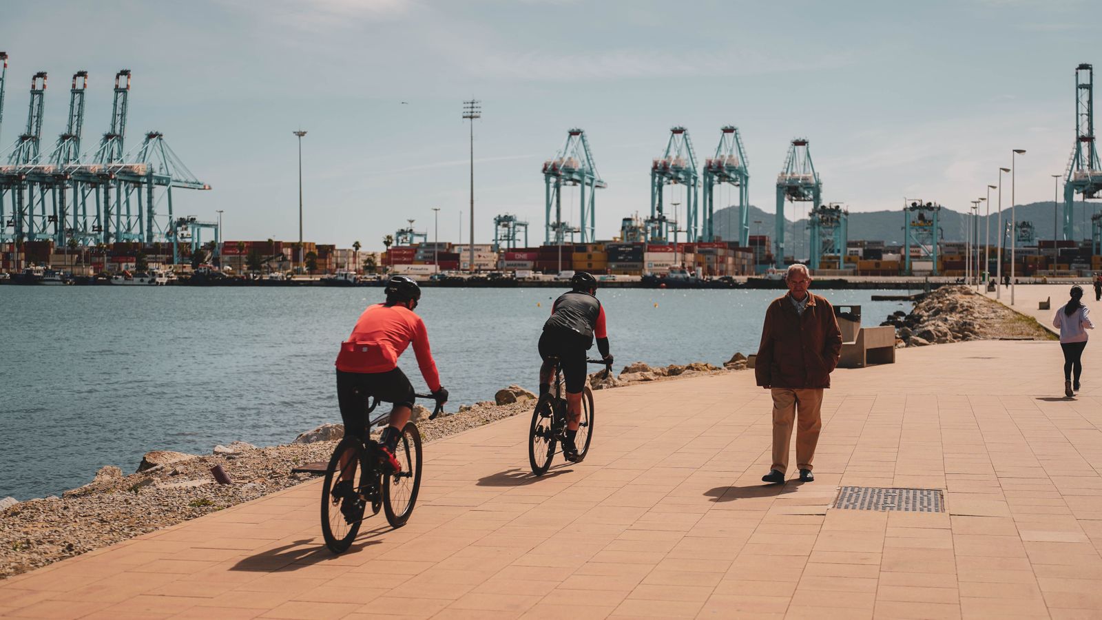 Personas disfrutando del mañaneo en el paseo marítimo de Algeciras, en imágenes
