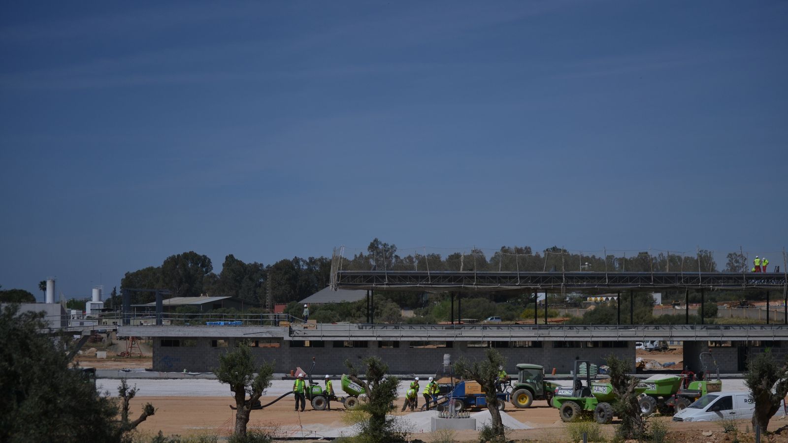 Imagen de la línea de vestuarios con la pasarela por encima.