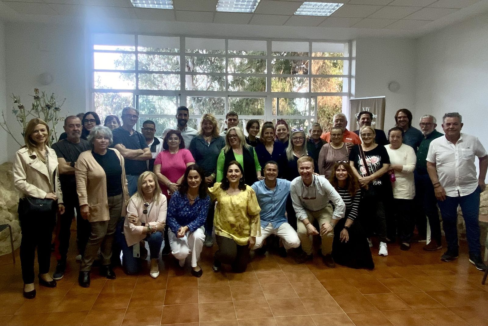 Pilar Miranda junto a los vecinos de Mirador del Conquero.