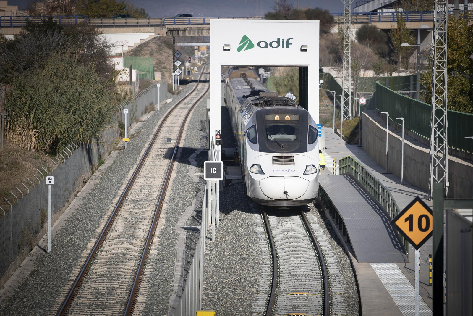 Llegada al cambiador de ancho de Granada del tren Alvia que une Almería con Madrid.