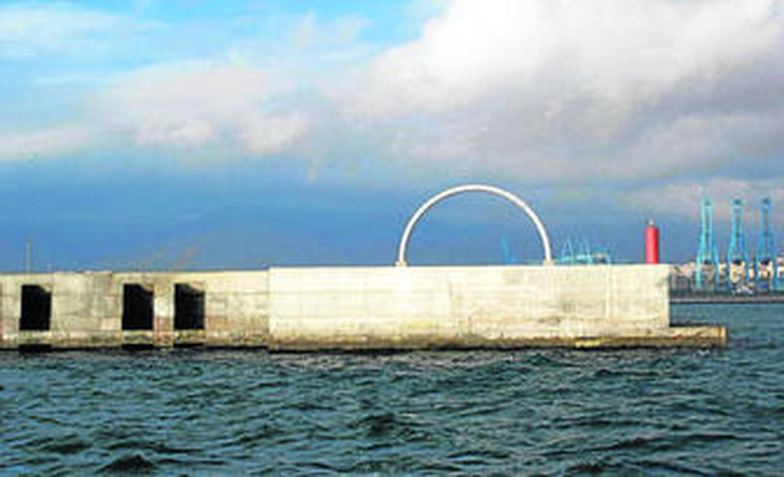 Imagen de uno de los arcos colocados en el dique exento de Isla Verde Exterior.