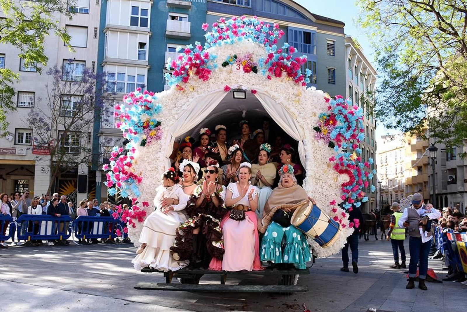 Las mejores imágenes de los peregrinos en la salida de Emigrantes