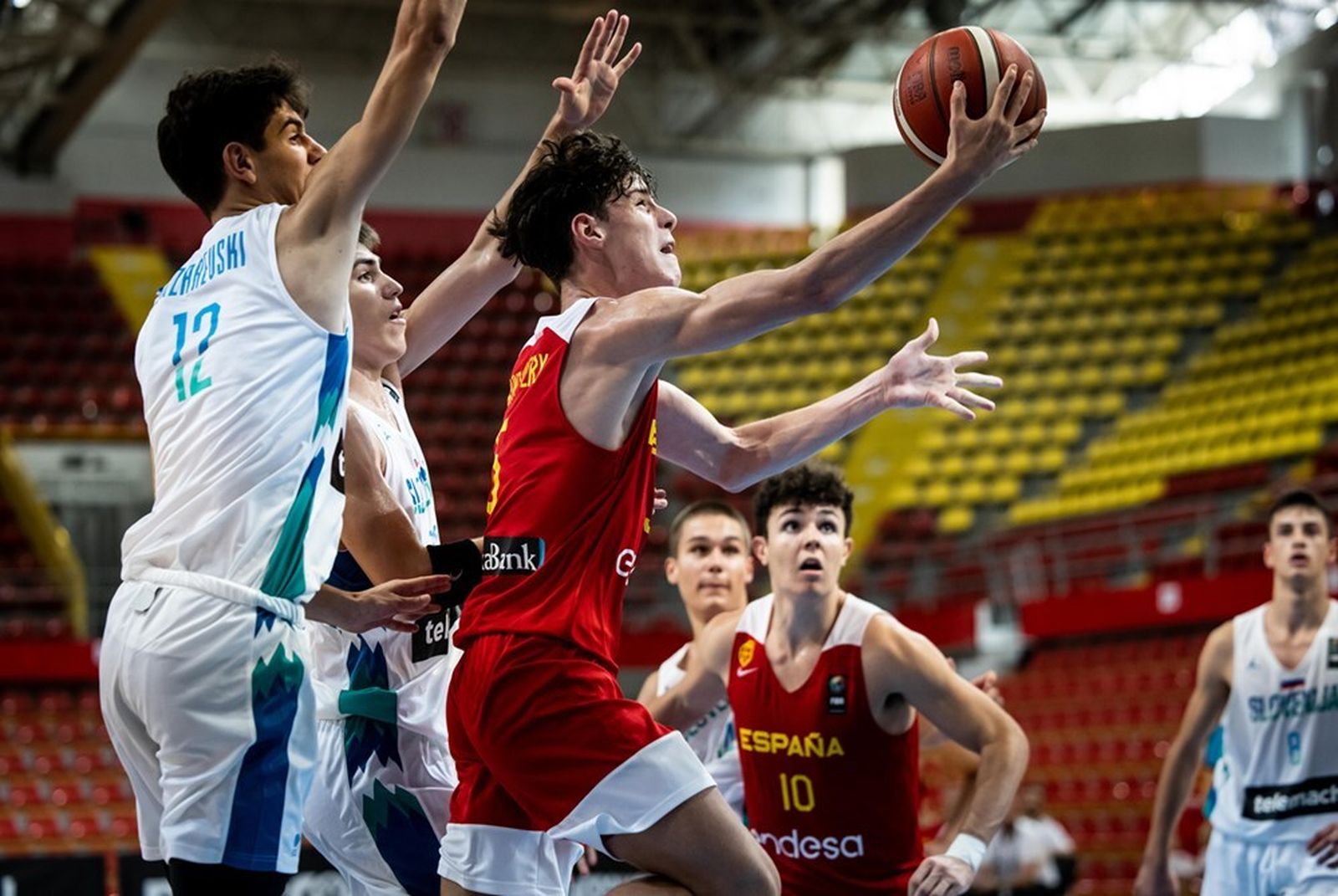 Mario Saint-Supéry entra a canasta.