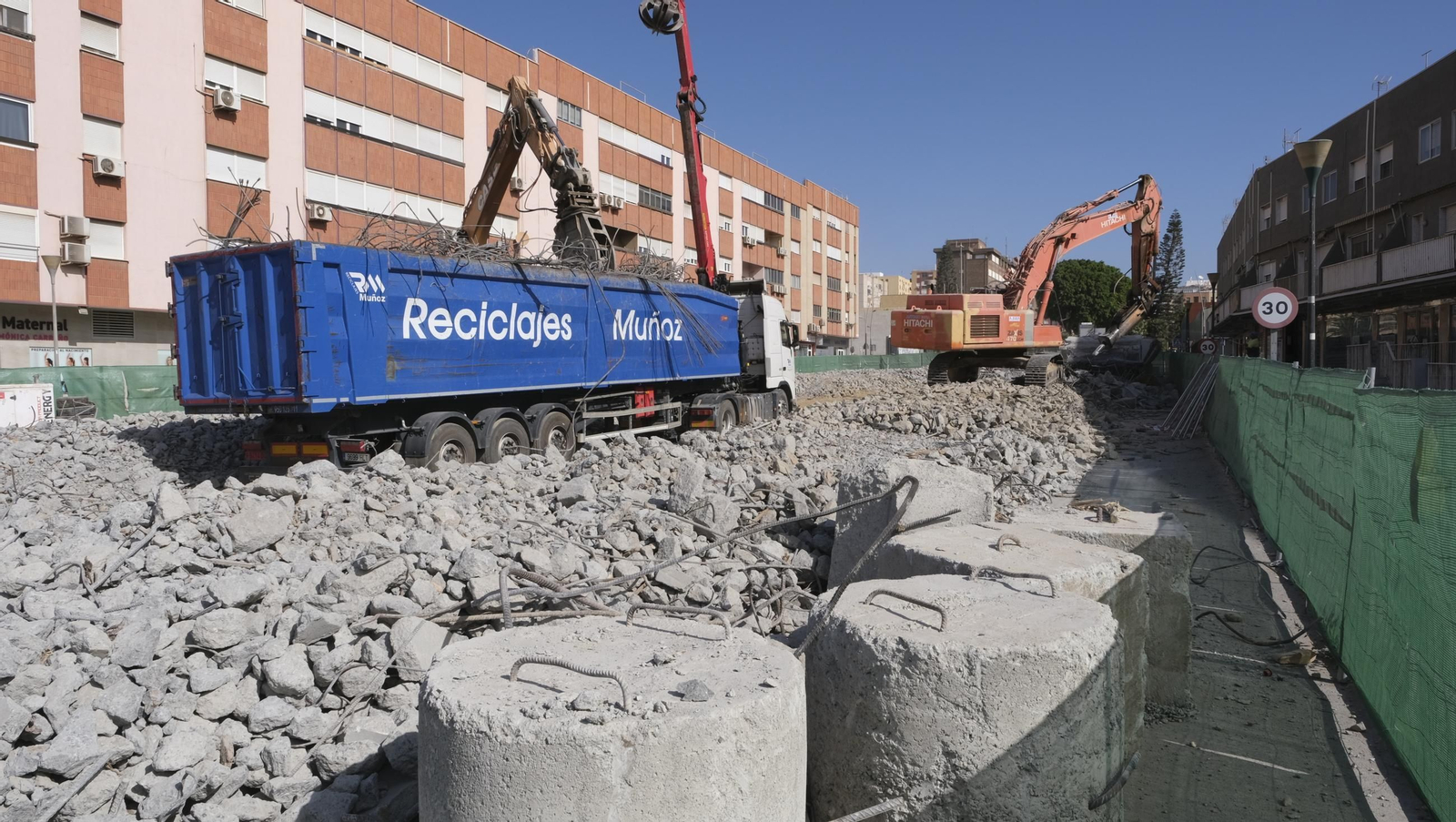 El Puente de la Avenida del Mediterráneo en su última fase de desmantelamiento, en imágenes