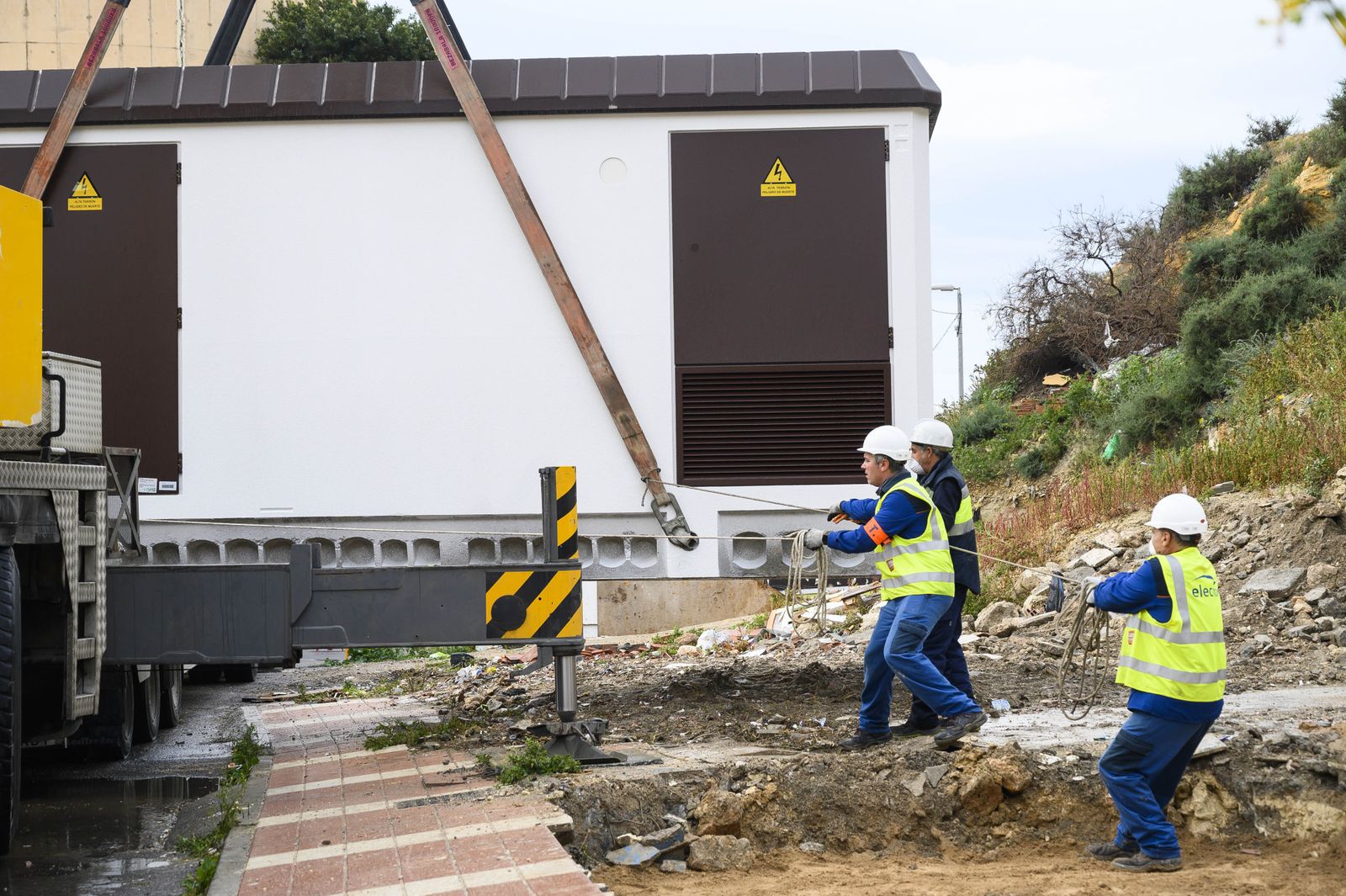Trabajos para el montaje de una de las 'casetas de la luz' en Pescadería