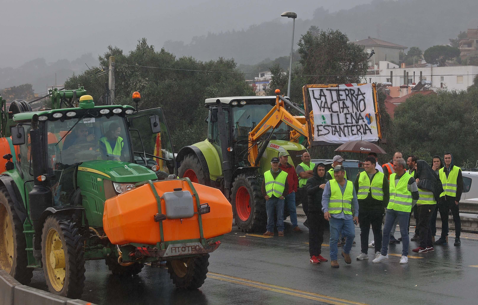 El corte del acceso sur de Algeciras por los tractoristas de Cádiz, en imágenes