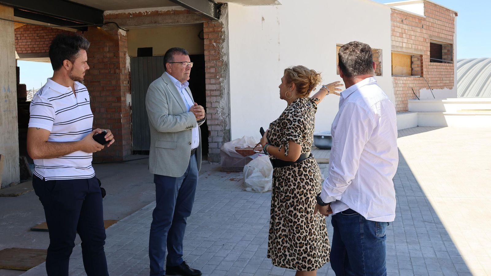 El subdelegado del Gobierno, José Antonio Montilla, visita las obras del centro junto a la alcaldesa de Güevéjar, María del Carmen Araque