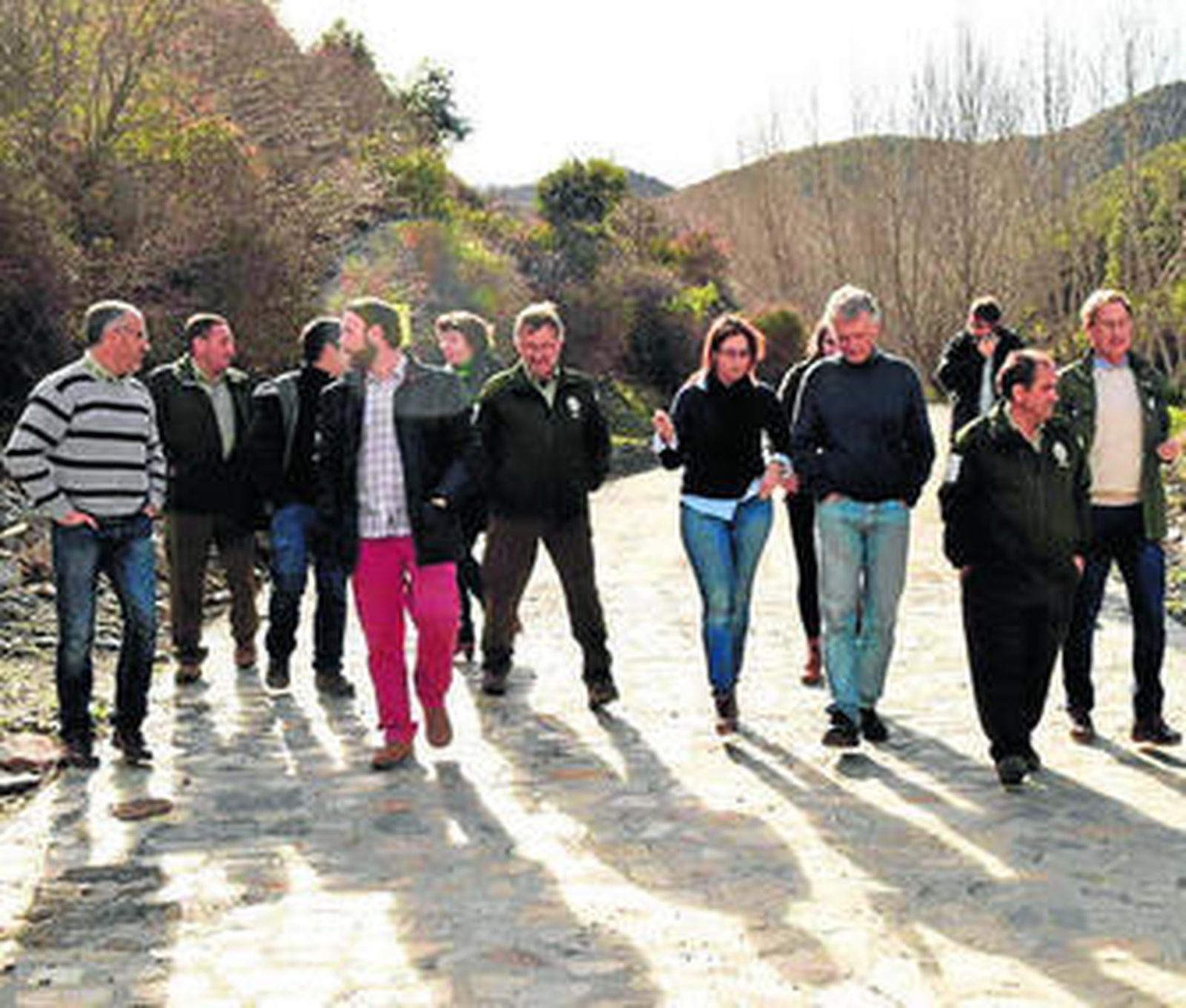 Representantes de la Junta recorren el camino.