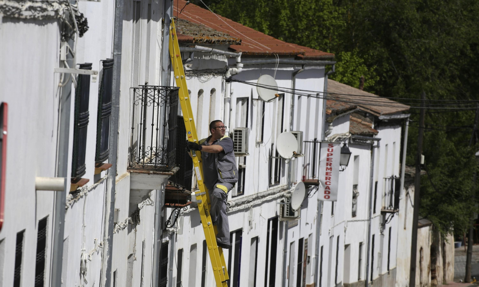 Un trabajador en una calle de San Nicolás del Puerto.