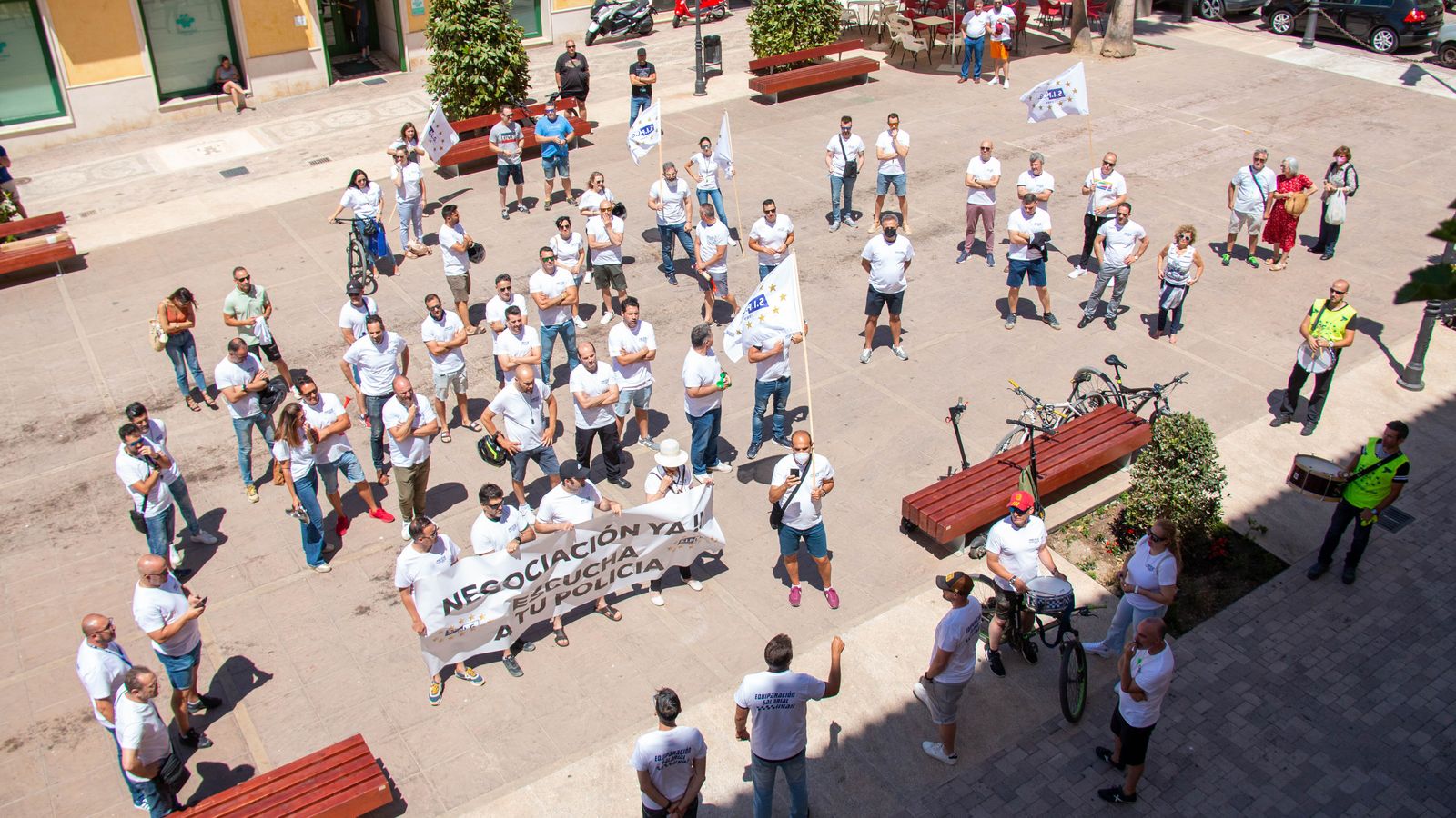 Momento de la concentración en la puerta del Ayuntamiento