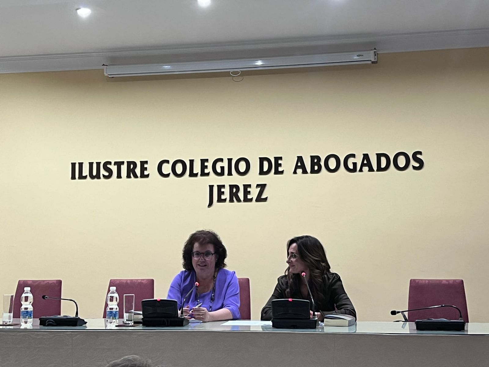 Margarita Martín y Pilar Moreno, durante el acto de presentación.
