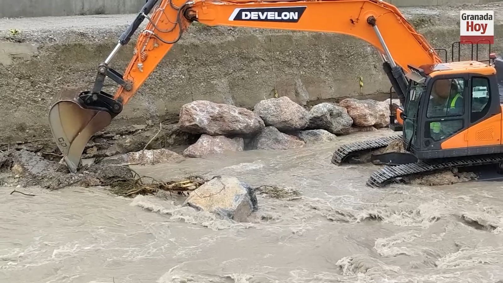 Arreglos de urgencia junto a las obras del Metro de Granada por la caída de dos muros en el río Dílar