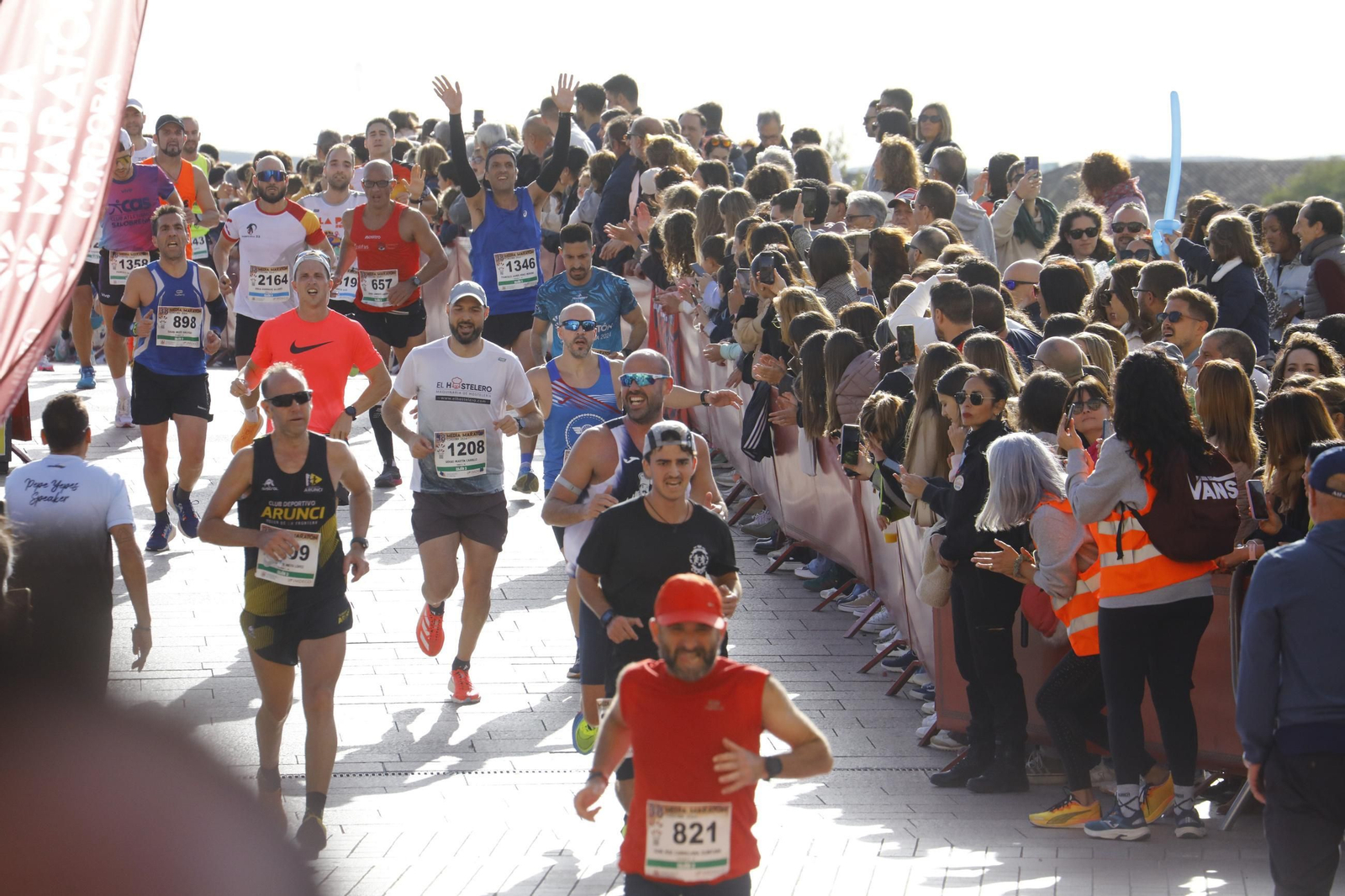 La gloria de cruzar la Puerta del Puente: las fotos de la línea de meta de la Media Maratón de Córdoba 2024