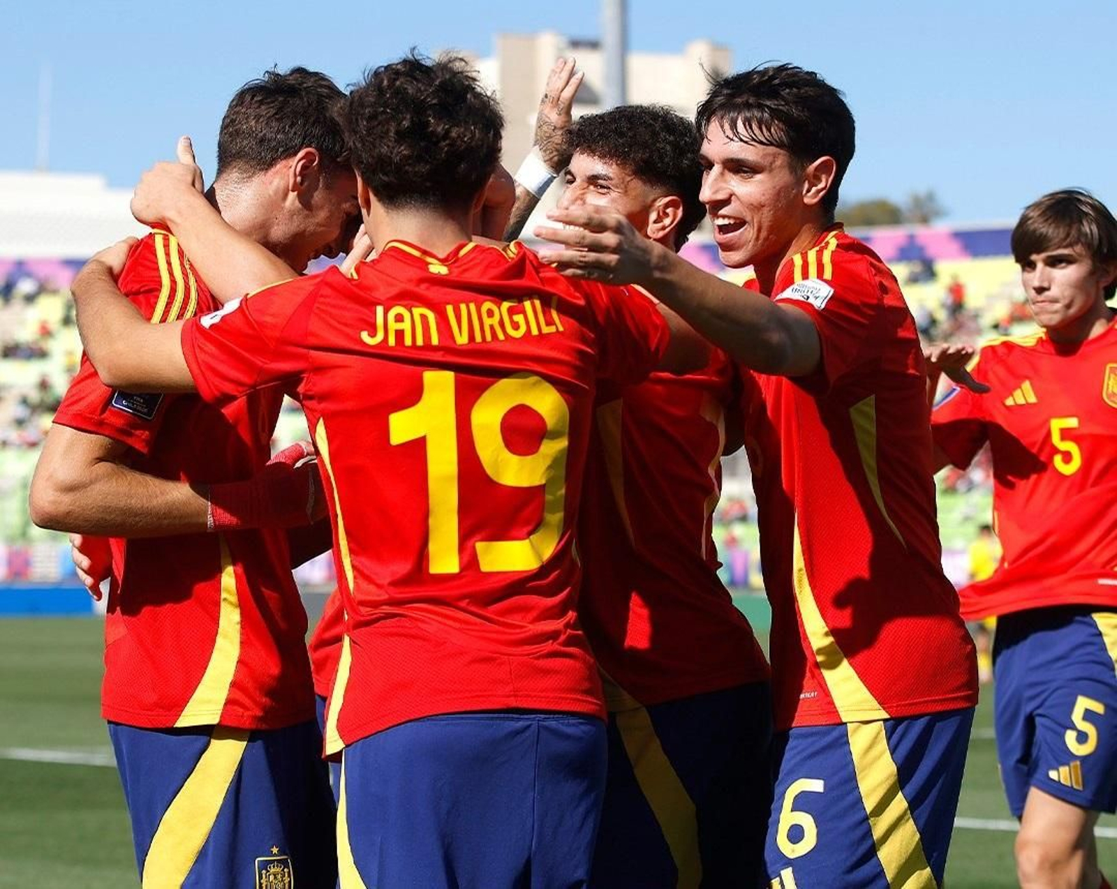 Izan Merino celebra con sus compañeros.