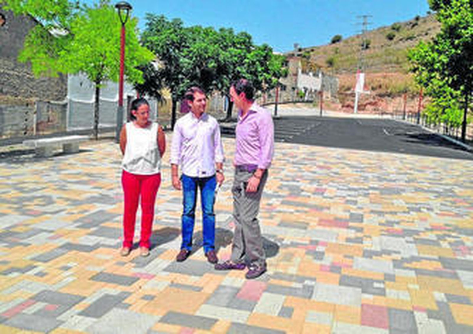 El alcalde, con los ediles Carmen Granados y Juan Ramón Pérez.