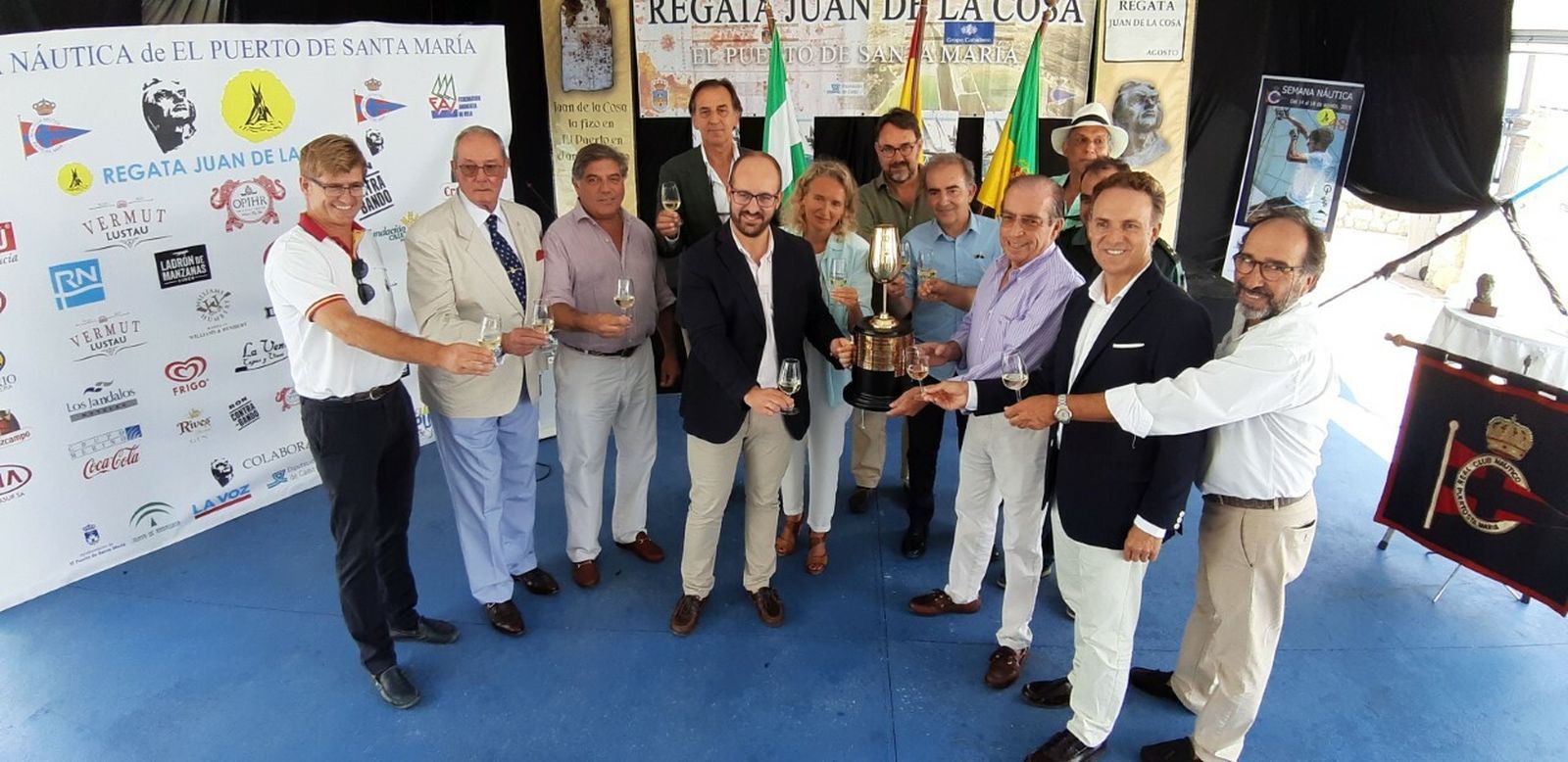Las autoridades, entre ellas el alcalde de El Puerto, Germán Beardo, posan con el catavino tras la presentación.