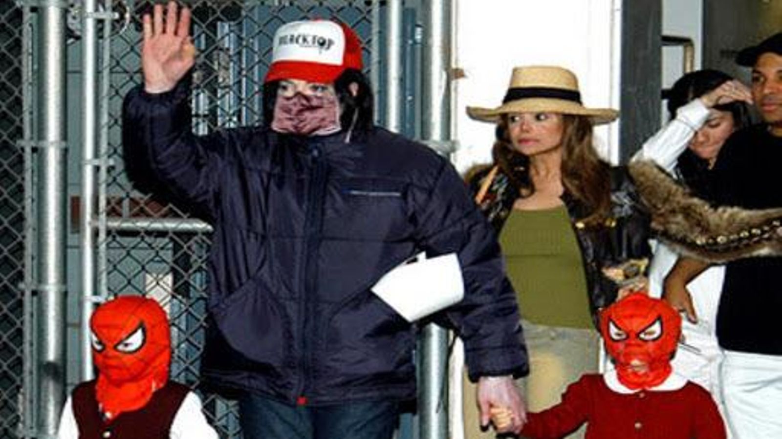 El cantante, con sus dos hijos mayores con máscaras de Spiderman.