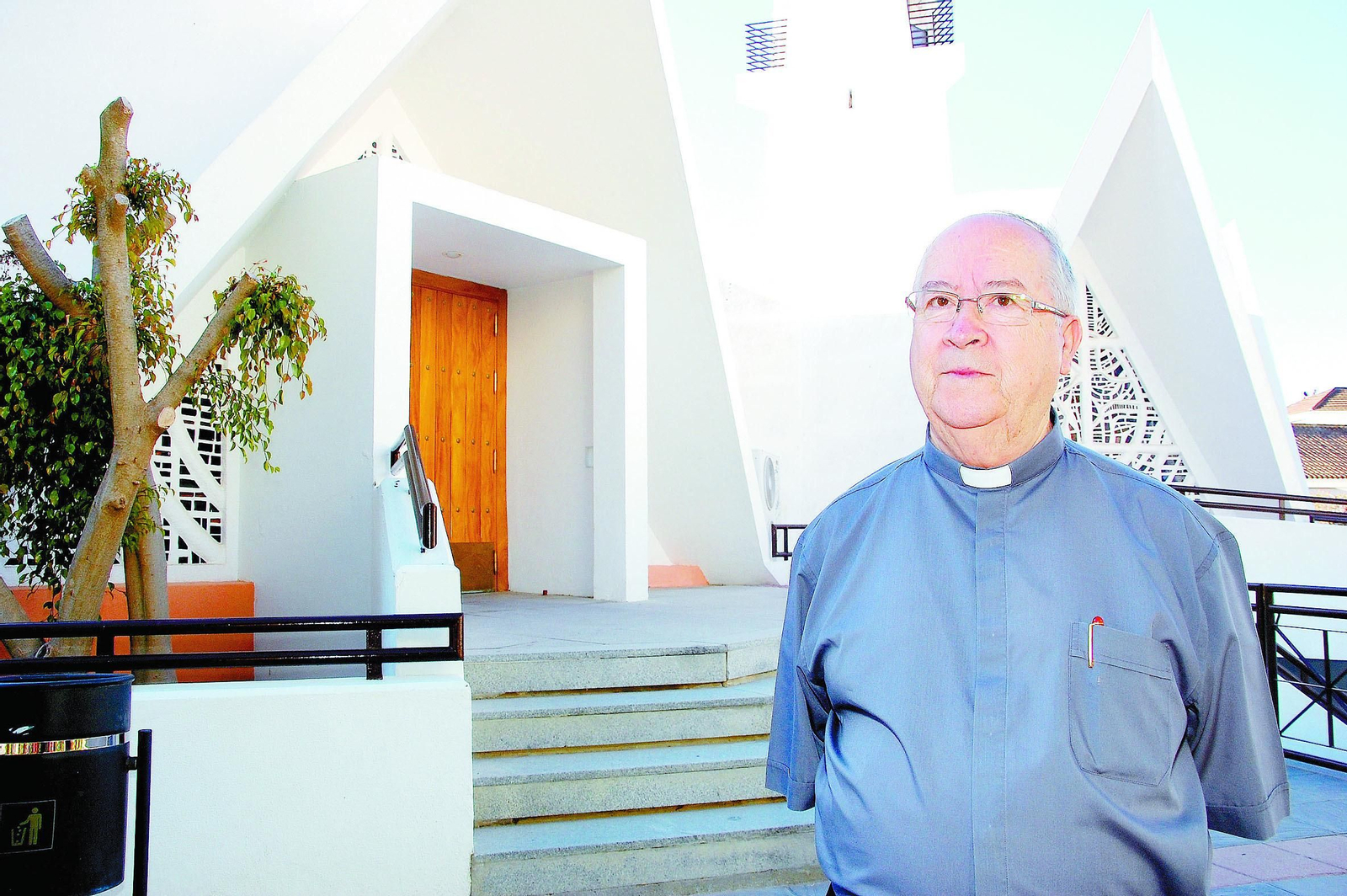El Padre Fuego, fotografiado ante la iglesia de Las Nieves, de la que ha sido párroco 42 años.