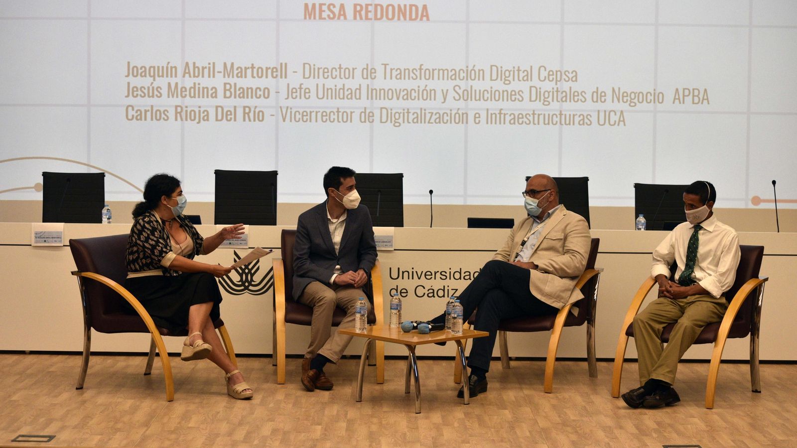 Los participantes en la mesa redonda de clausura del seminario.