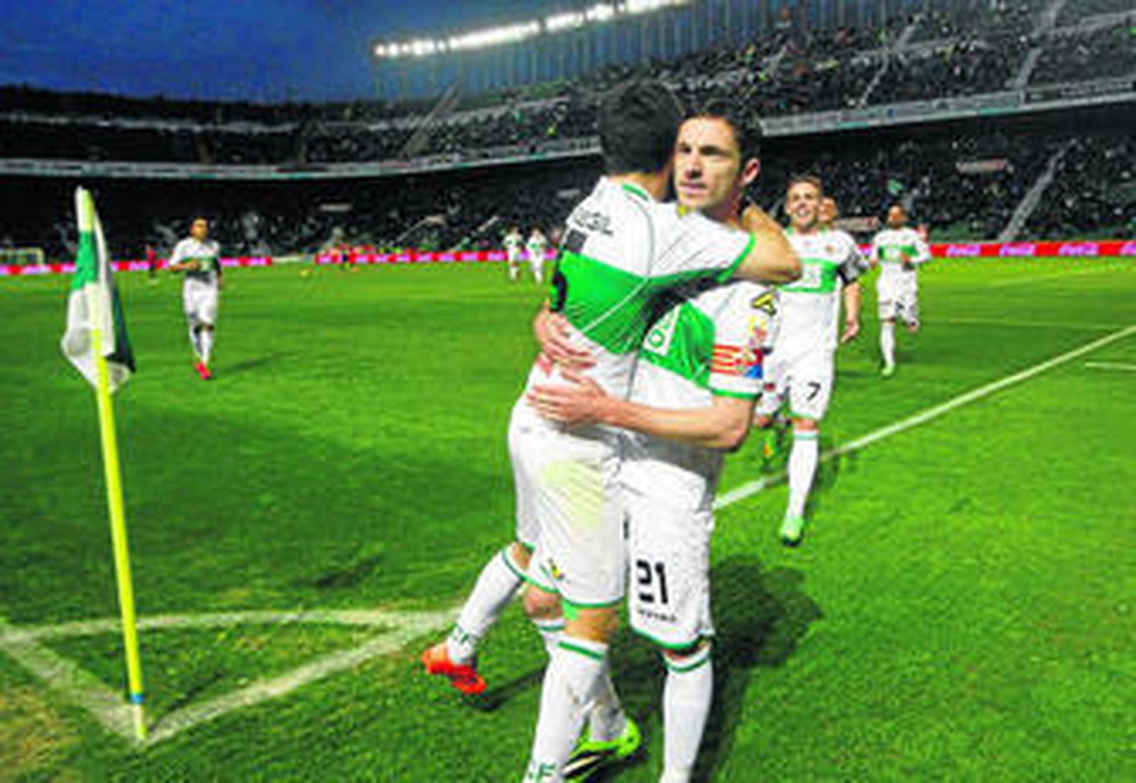 Edu Albácar celebra un gol al Rayo Vallecano en el Martínez Valero.