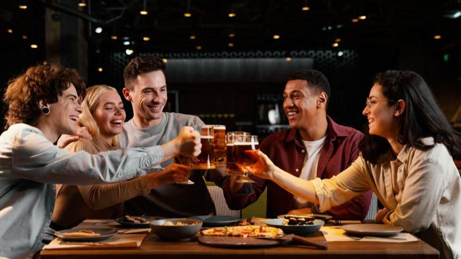 Reunión de amigos cenando.