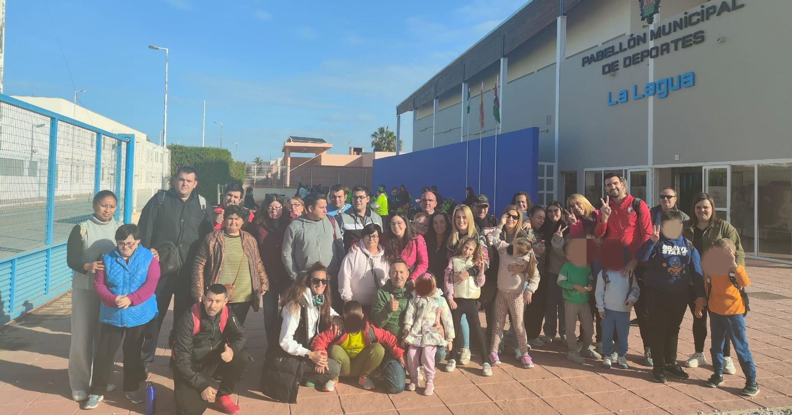 El alumnado y usuarios del centro El Saliente acudieron a Pulpí para una jornada conjunta por la inclusión