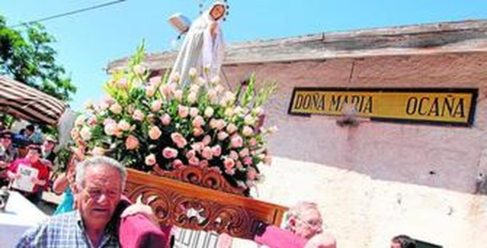 Las flores y un farol con mucha historia adornan a la Virgen de Fátima en su procesión por Doña María.