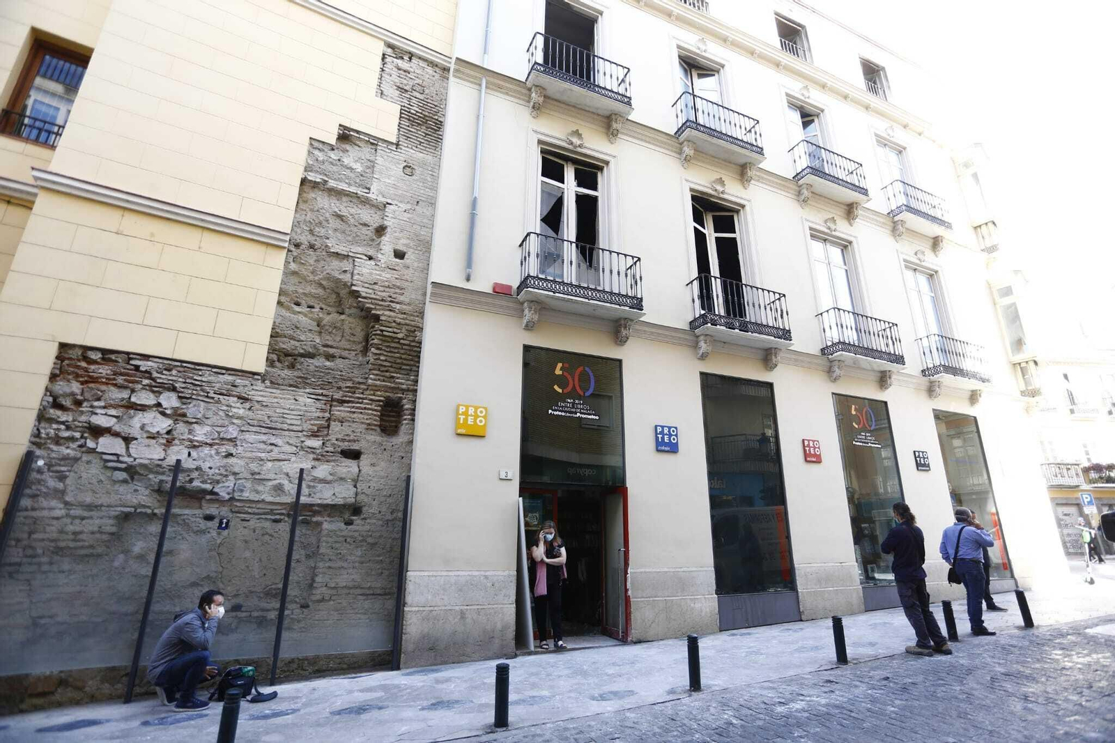 Las fotos de la librería Proteo de Málaga tras el incendio