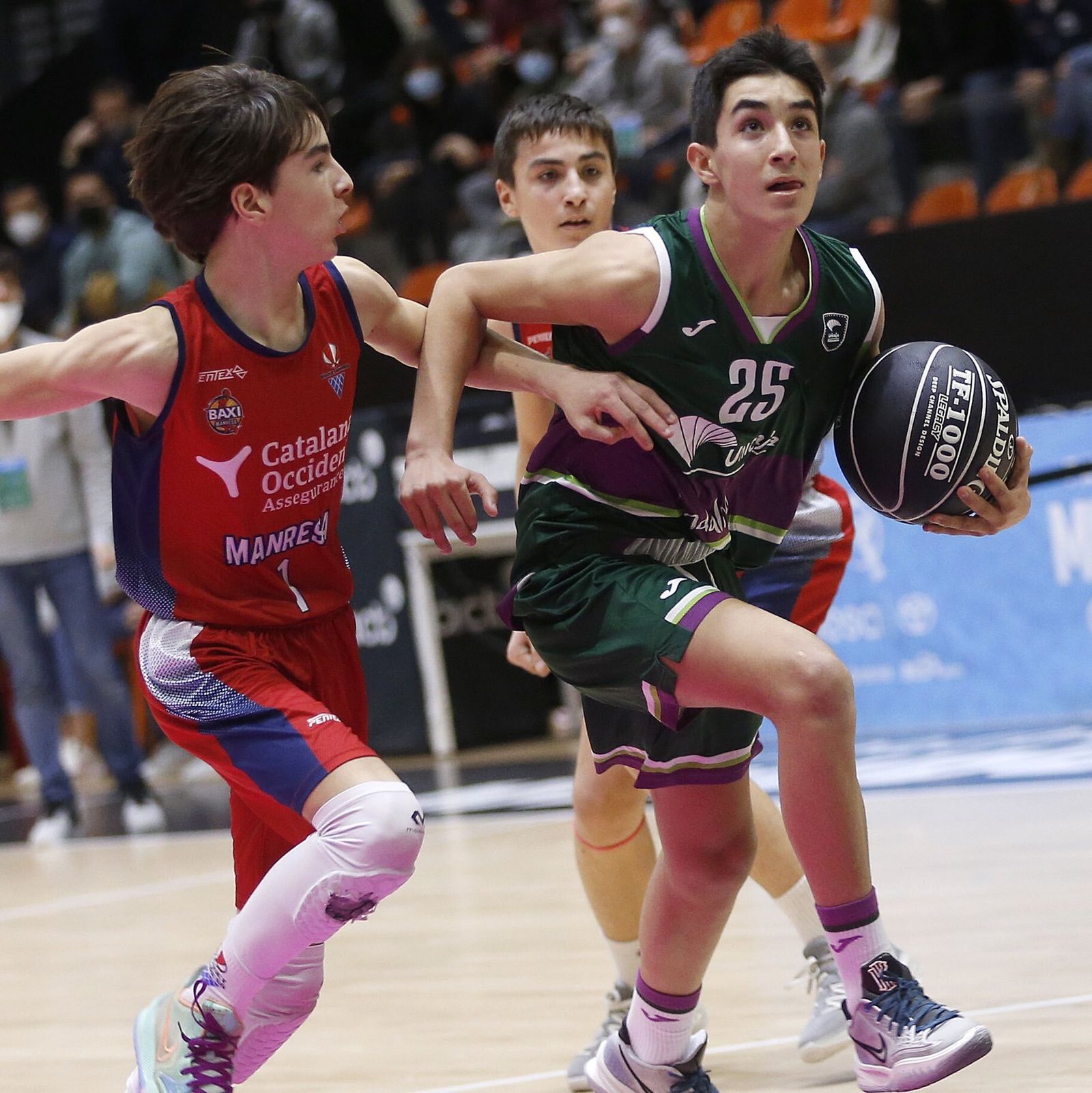 Javier Ortega conduce ante Manresa.