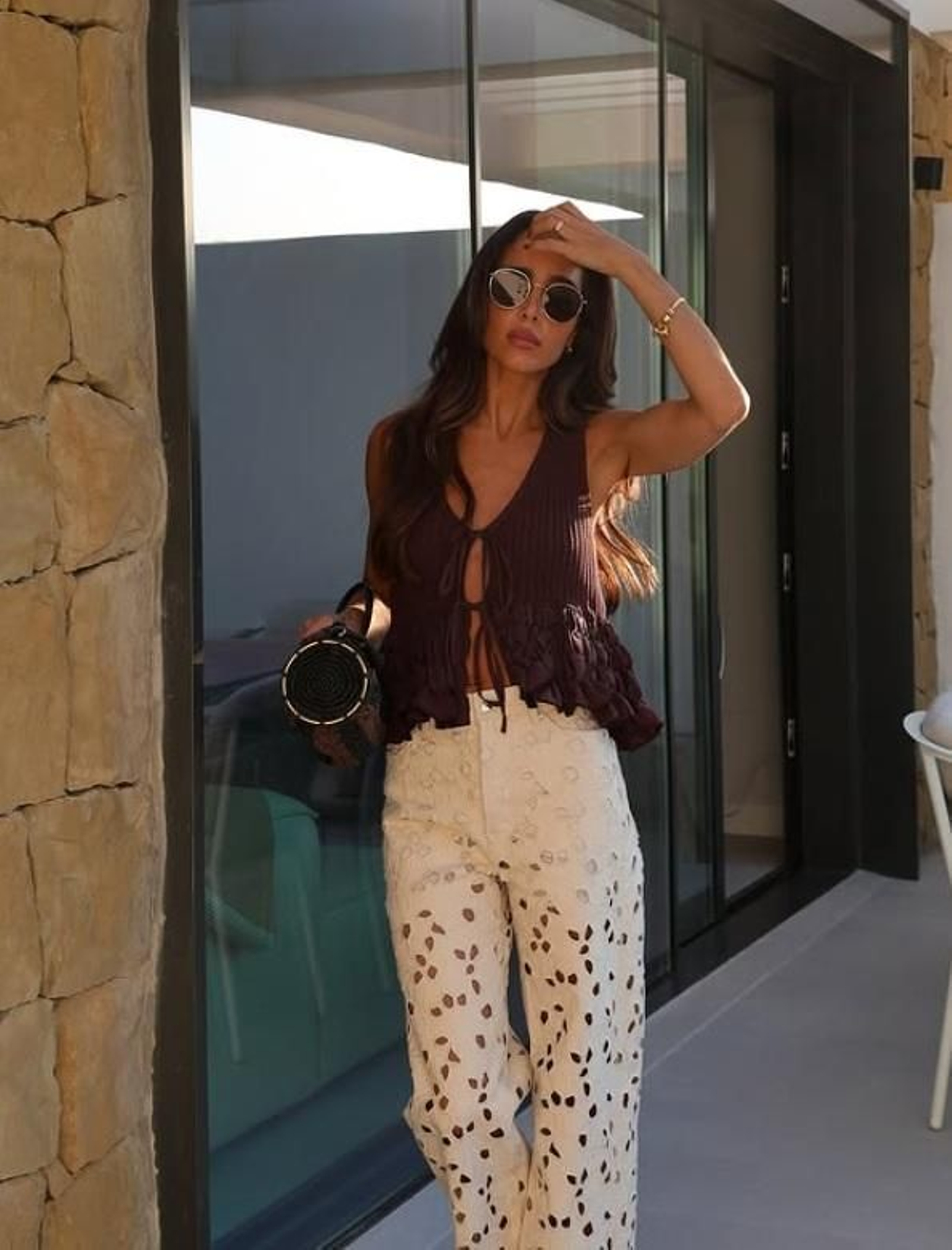 Rocío Osorno con un look con pantalones blancos. Rocío Osorno con un look con pantalones blancos.