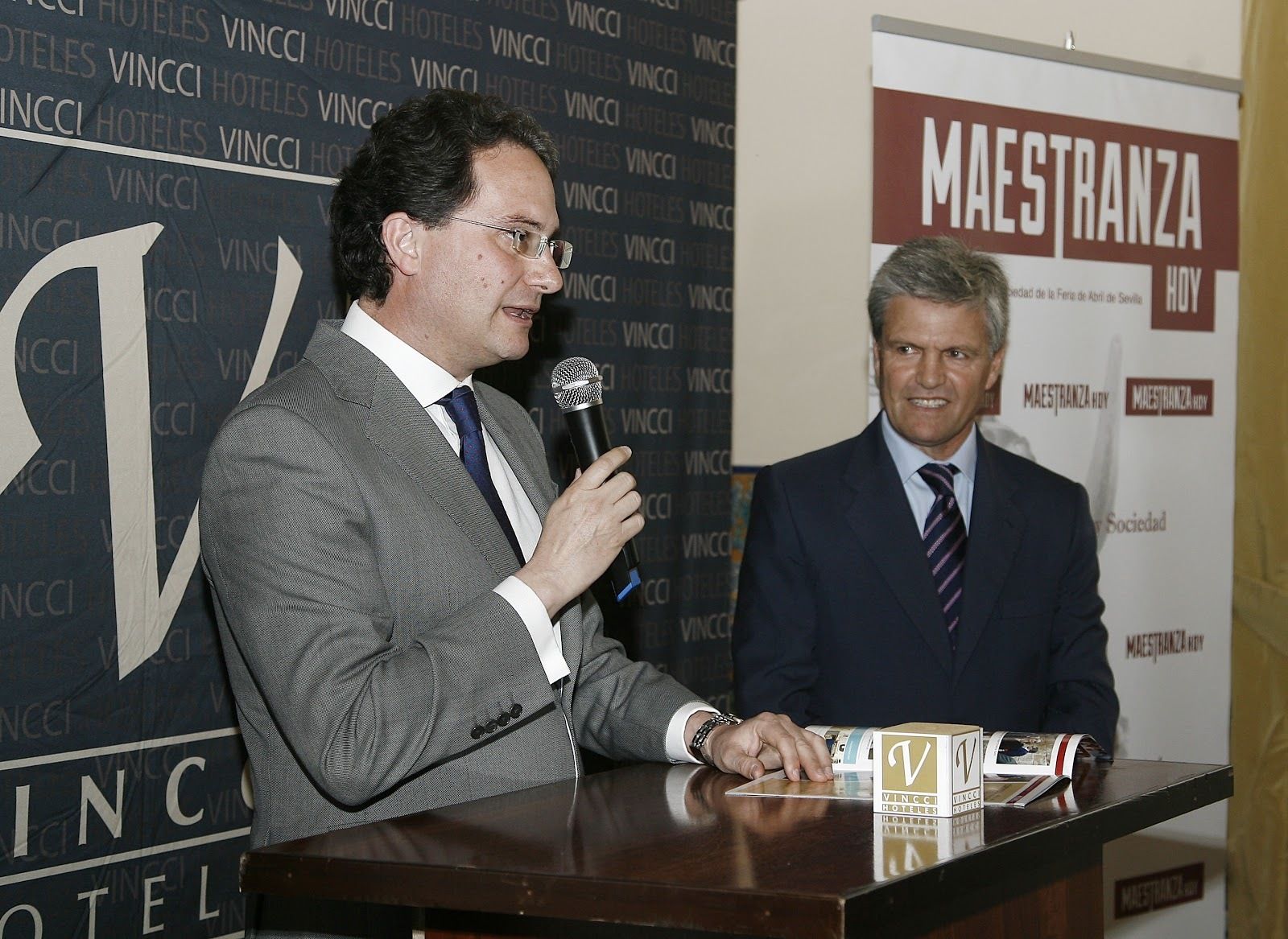 El periodista José Enrique Moreno junto al extorero Espartaco.