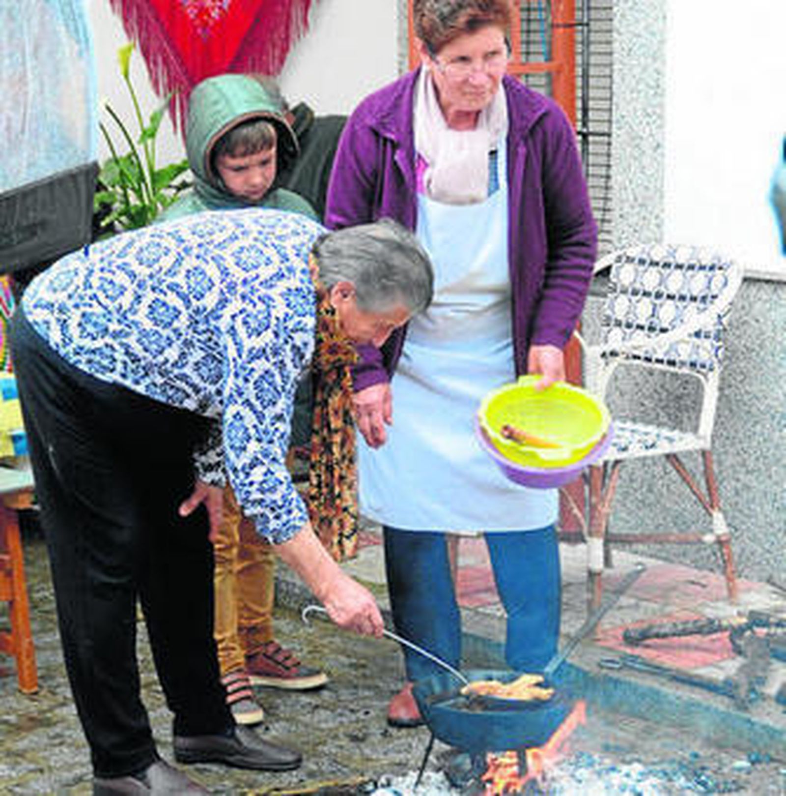 Unas vecinas preparan unos dulces típicos.