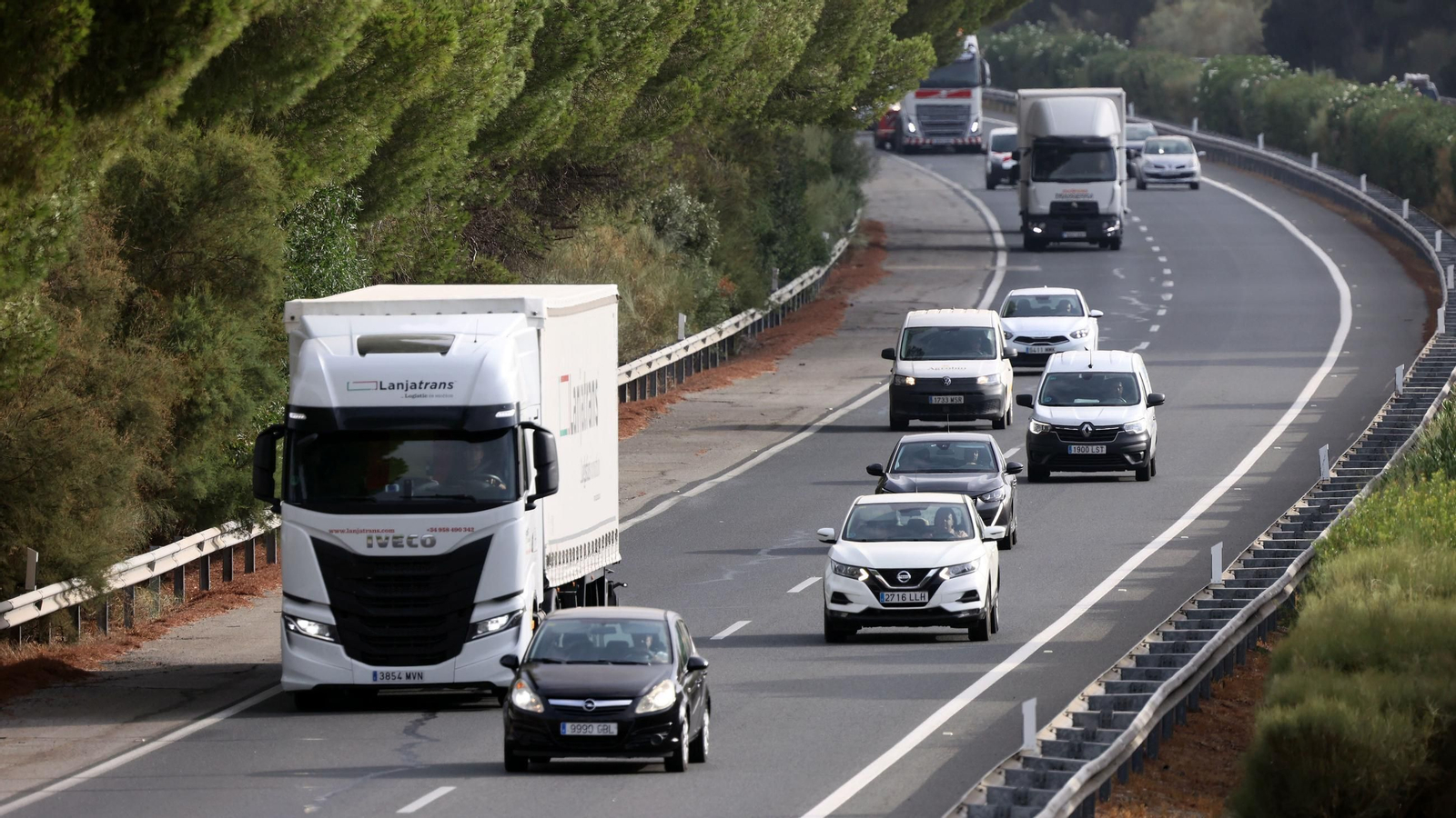 Vehículos circulando por la autopista AP-4 en dirección a Jerez.