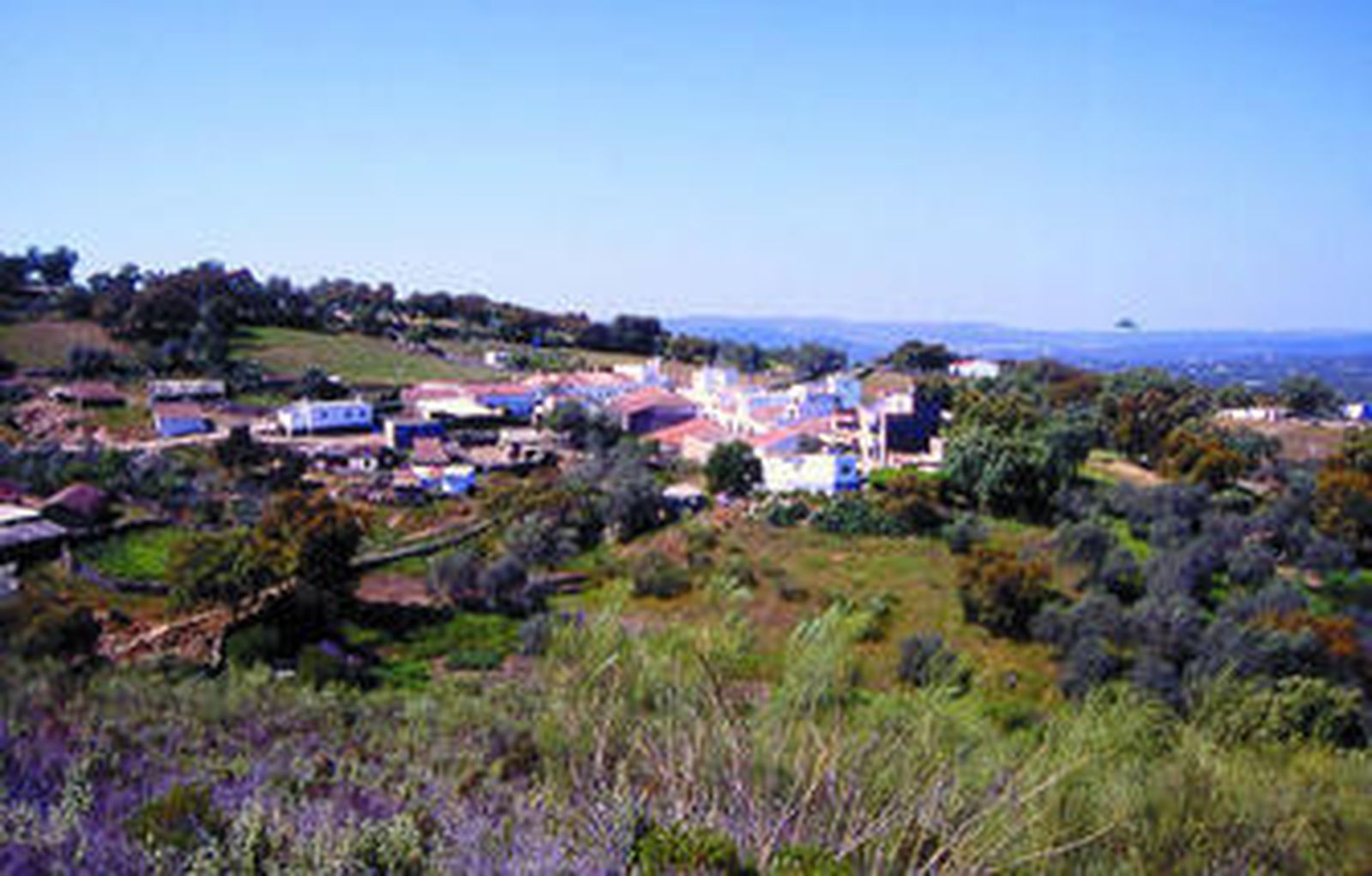 Rodeada de naturaleza se alza una de las once pedanías de El Castillo de las Guardas, Archidona.