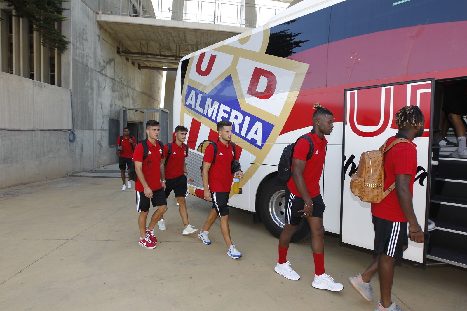 Fotogalería salida jugadores U.D. Almería con destino San Pedro del Pinatar