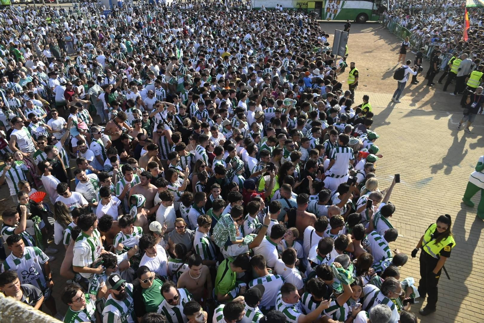 Las mejores imágenes del espectacular recibimiento a los jugadores del Córdoba CF antes de la final por el ascenso