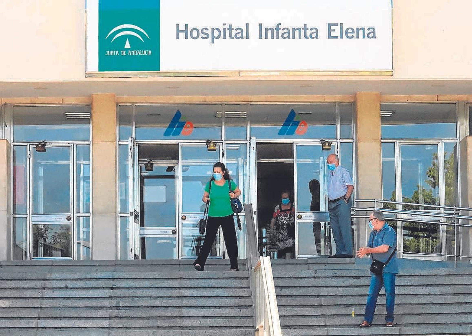 Acceso al hospital Infanta Elena en la capital onubense durante la jornada de ayer.