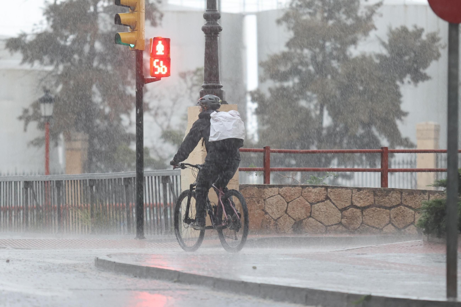 Un ciclista bajo la lluvia de Málaga