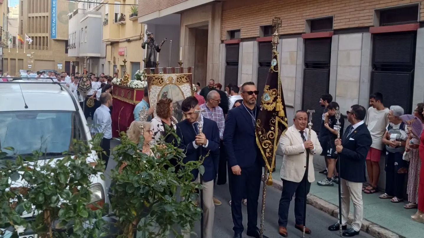San Francisco de Asís procesiona por el barrio de Alfareros de Almería