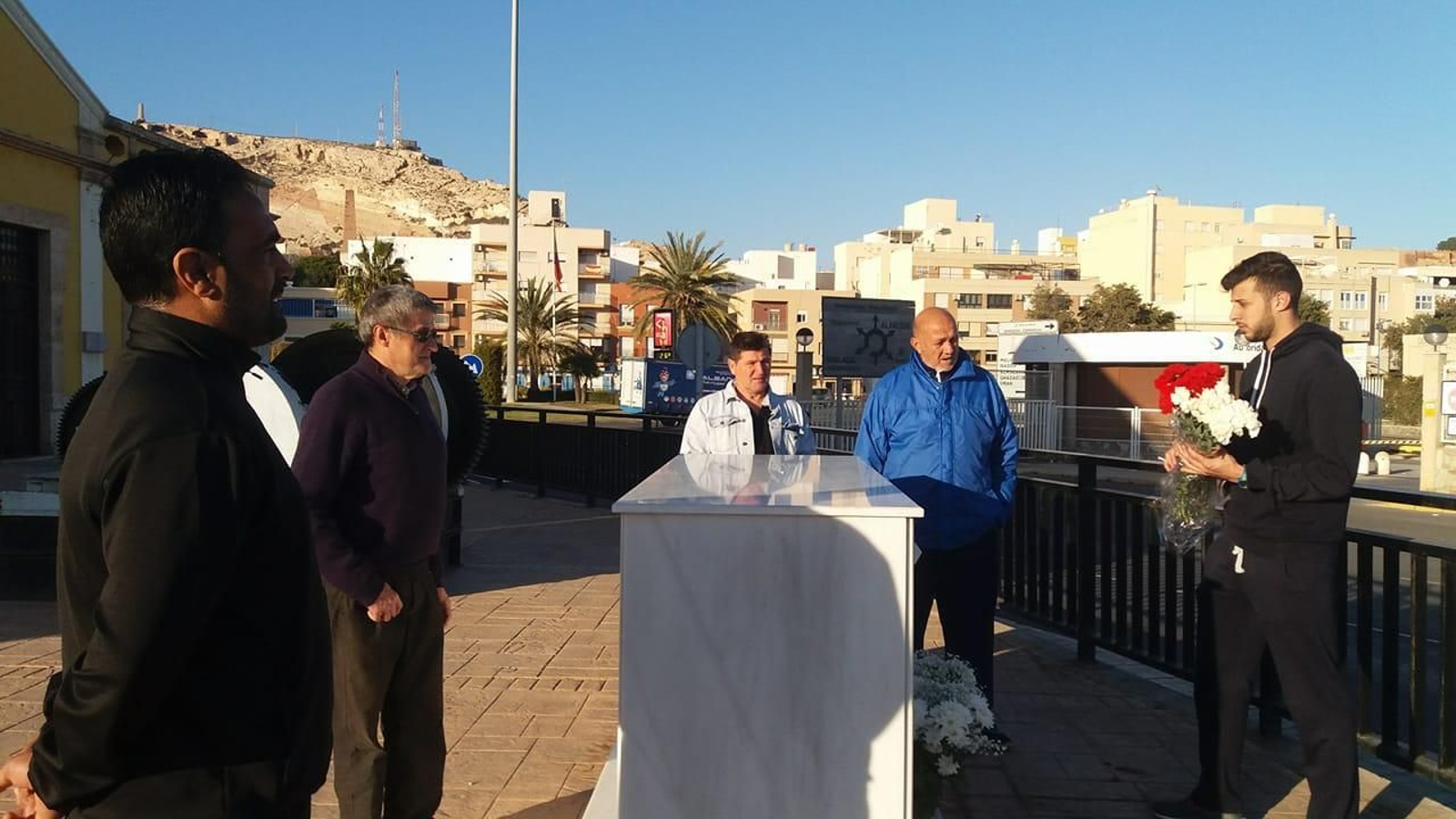 Familiares de los fallecidos en el mar dejan flores en el monumento instalado junto al Muelle de Poniente.