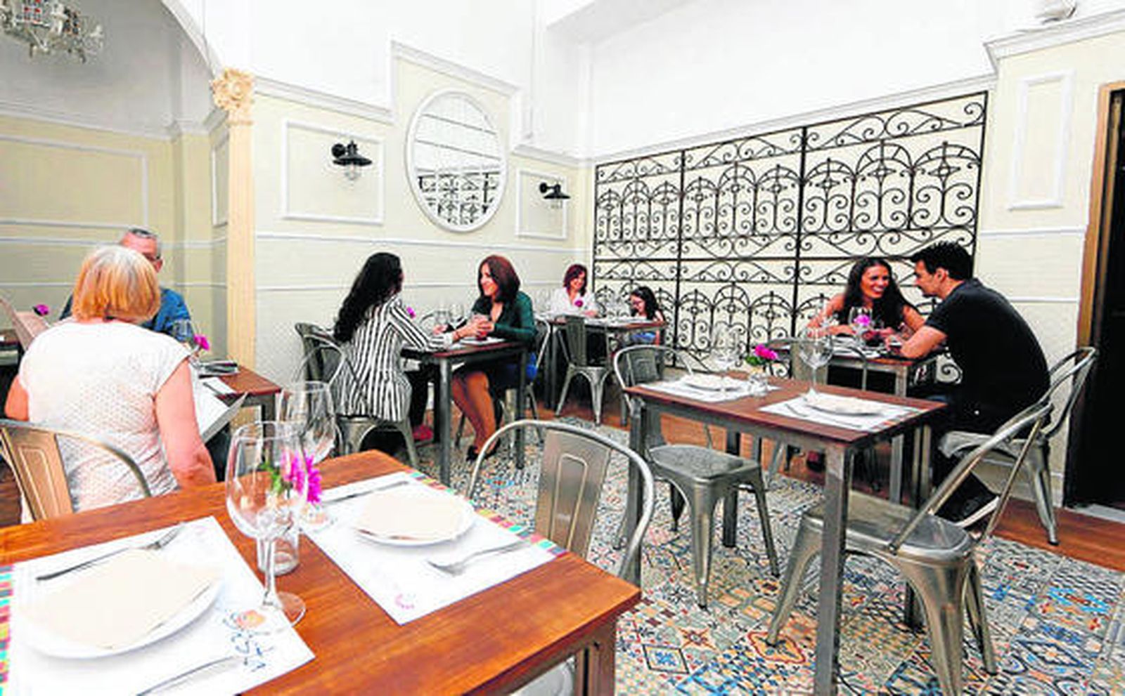 La siesta abre en La Espartería. La Siesta ha abierto un nuevo patio restaurante situado en la bajada hacia la Corredera que se une a la propuesta de su lounge bar situado en la plaza del Potro.

Foto: El Día