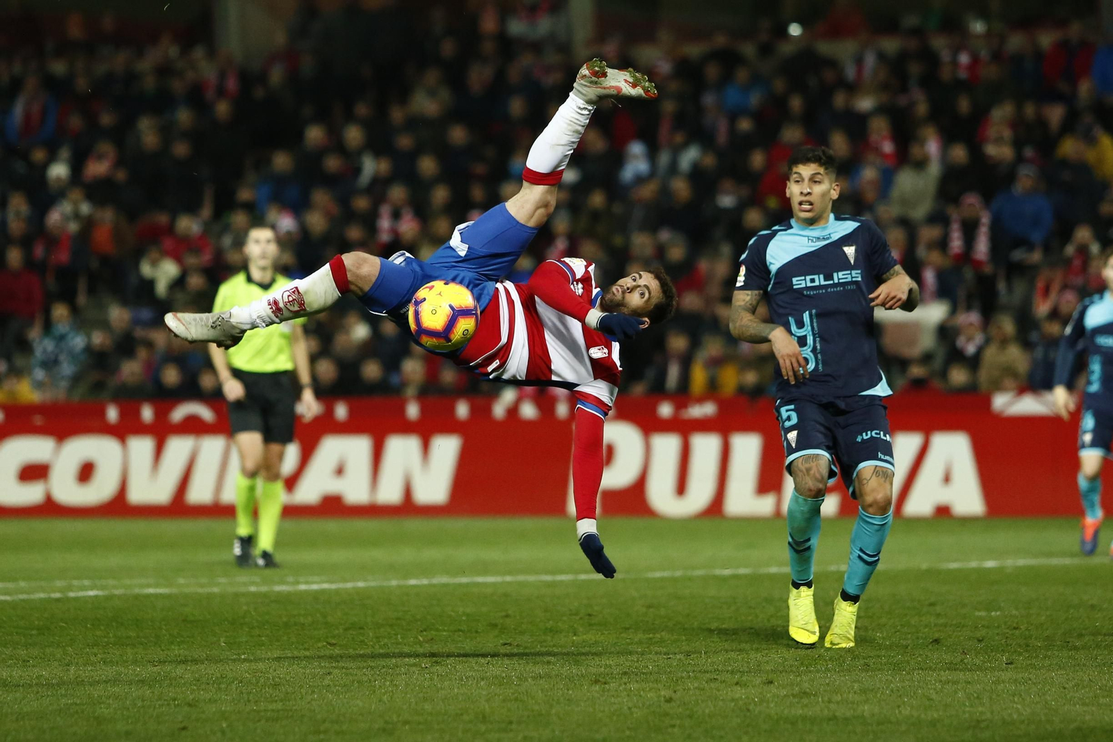 Rodri, que volvió a ser titular, intenta una chilena con poco acierto.