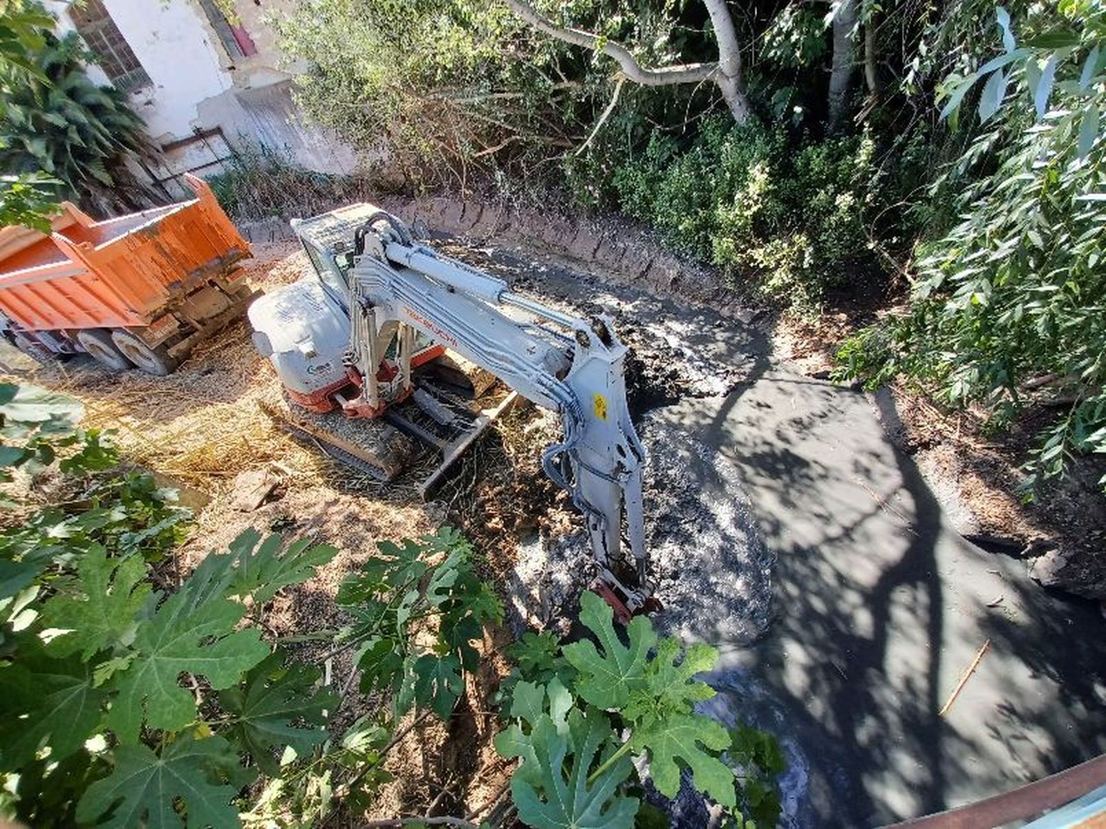 Trabajos de limpieza en el canal de La Alianza.